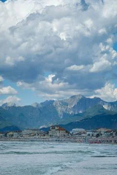 Dramatic clouds tower above the Italian city Of Viareggio. Foto stock