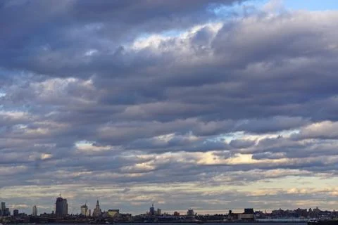 Dramatic clouds in a wintery sky over the skyline of Brooklyn, New York. Foto stock