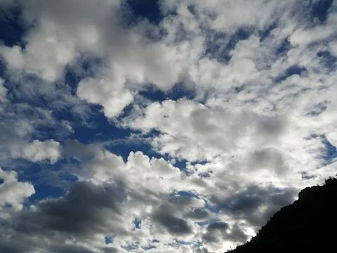 Dramatic Cloudscape With Blue Sky and Silhouetted Mountains 스톡 사진