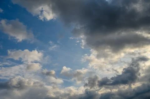 Dramatic Cloudscape with Dark Thunderstorm Clouds and Sun Rays Breaking Throu Foto stock