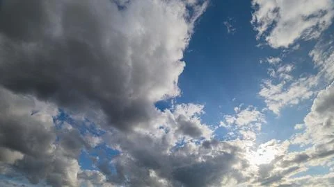 A Dramatic Cloudscape Featuring Clear Blue Sky and Bright Sunlight for Artistic Foto stock