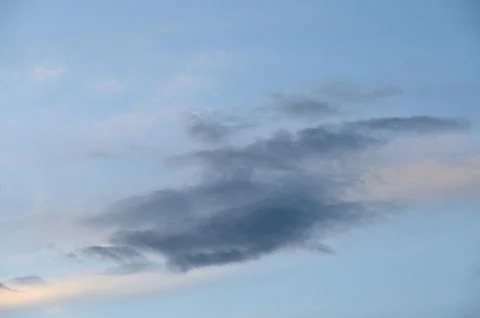 Dramatic Cloudscape with Grey and Purple Clouds, Stormy Twilight Sky Foto stock