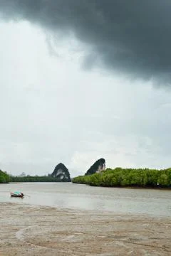 Dramatic cloudscape at krabi rocks Foto stock