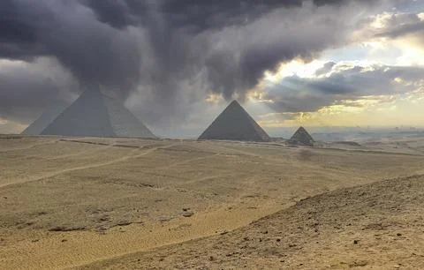 Dramatic cloudscape pyramids of giza, egypt Stock-Fotos