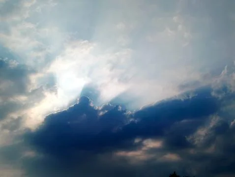 Dramatic Cloudscape with Sun Rays Breaking Through Dark Clouds Fotos Stock