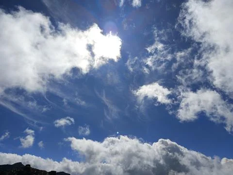 Dramatic Cloudscape with Sunbeams and Lens Flare in a Summer Sky Foto stock