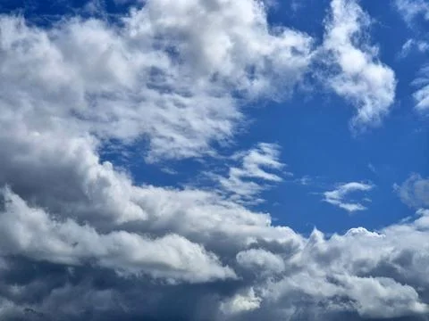 Dramatic cloudy blue sky with open space Stockfoto's