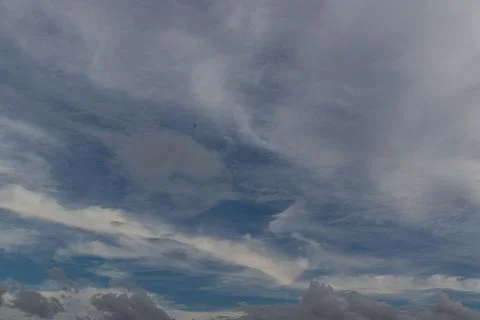 Dramatic cloudy blue sky with soft white streaks and scattered cumulus cloud Foto stock