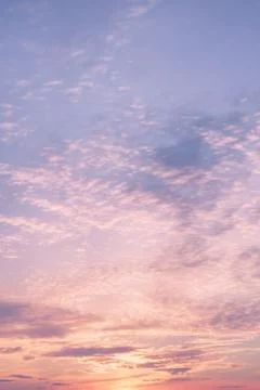 Dramatic cloudy pastel colored sunset sky Foto stock