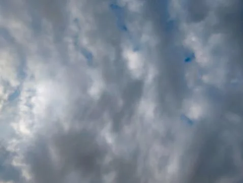 Dramatic cloudy sky background with soft white and gray clouds blocking. 库存照片
