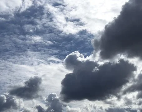 Dramatic cloudy sky with bright light and dark storm clouds. Dense cloud cove Foto stock