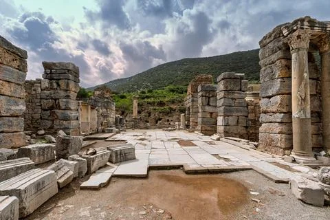 Dramatic cloudy sky over the ancient ruins of Ephesus, historic columns and Foto stock
