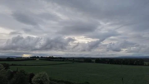 Dramatic Cloudy Sky Over Green Farmland Landscape Stock-Fotos