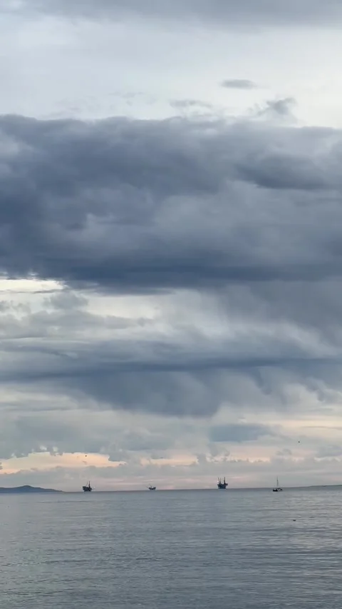 Dramatic cloudy sky over Pacific Ocean horizon in California coast Stock Footage 316758238
