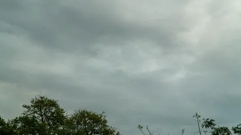 Dramatic cloudy sky before rain during monsoon season 库存照片