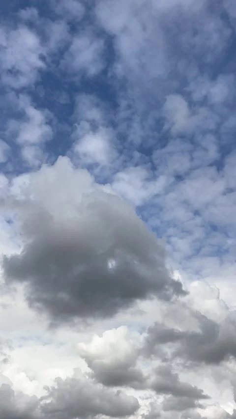 Dramatic Cloudy Sky with Sunlight Over the Netherlands Atmospheric Cloudscape Stockbeeldmateriaal 343001435