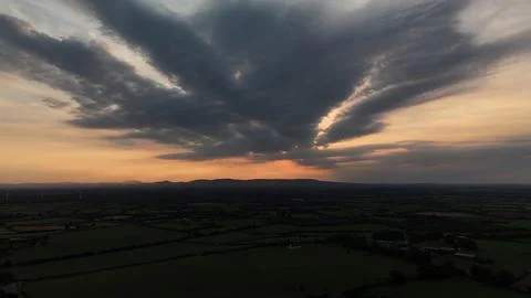 Dramatic Cloudy Sky at Sunset Over Rural Fields Stock-Fotos