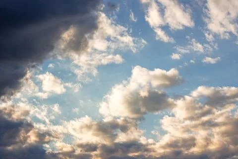 Dramatic cloudy sky in warm evening glow Foto stock