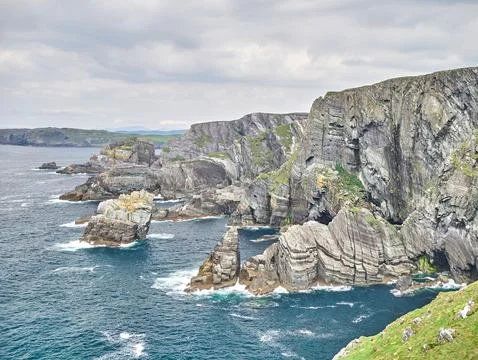 Dramatic Coastal Cliffs Above the Ocean Foto stock