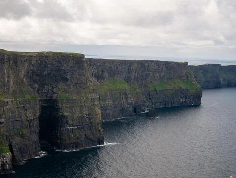 Dramatic coastal cliffs above the ocean Stock Photos