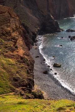 Dramatic Coastal Cliffs and Beach at Madeira Portugal Foto stock