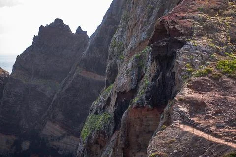 Dramatic Coastal Cliffs and Cave Formations in Madeira 스톡 사진