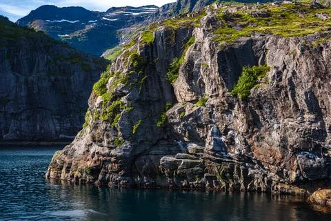 Dramatic Coastal Cliffs and Mountain Valley in Lofoten Norway 库存照片