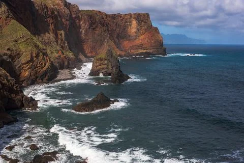 Dramatic Coastal Cliffs and Ocean Waves in Madeira 写真素材