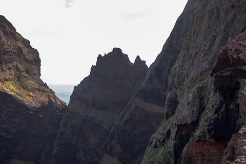 Dramatic Coastal Cliffs and Rock Formations in Madeira Foto stock
