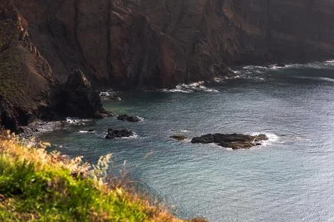 Dramatic Coastal Cliffs and Rocky Shoreline in Madeira Fotos Stock
