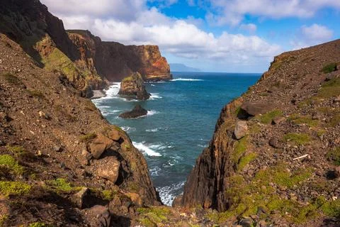 Dramatic Coastal Cliffs and Sea Stacks in Madeira Island Fotos Stock