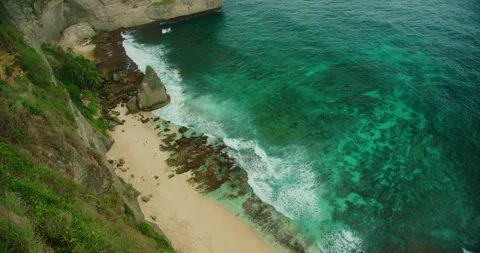 Dramatic Coastal Cliffs and Turquoise Sea at Diamond Beach in Nusa Penida Bali Vídeo Stock 337635671