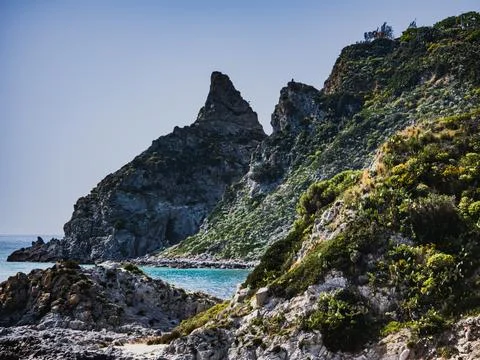 Dramatic coastal cliffs in Capo Vaticano Italy Foto stock