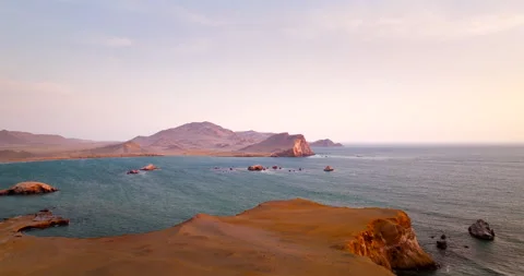 Dramatic Coastal Cliffs Of The Paracas National Reserve In Peru, South America Stockbeeldmateriaal 331597515