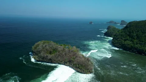 Dramatic Coastal Island Waves Crashing 4K Malang East Java 库存影片 343668672
