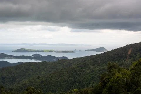 Dramatic Coastal Landscape with Islands Under Cloudy Sky Foto stock