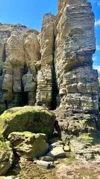 Dramatic Coastal Rock Formations at Low Tide – Scarborough, UK Foto stock