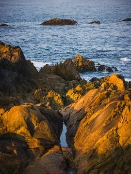 Dramatic Coastal Rocks and Ocean View, Praia Azul, Portugal Fotos Stock