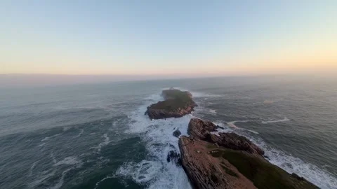 Dramatic coastal scene with crashing waves and vibrant sunrise colors; Baleal Vídeos de archivo 346074318