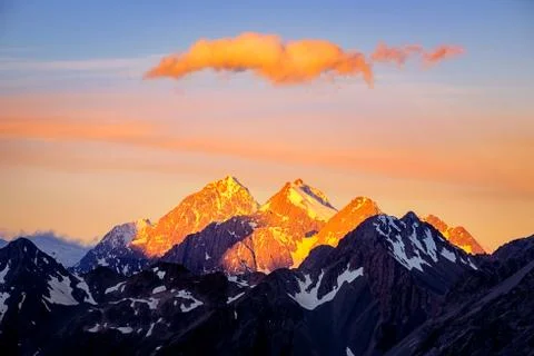 Dramatic colorful mountain sunset in Mt Cook area, New Zealand Foto stock