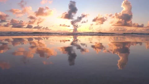 Dramatic Colorful Sunset beach waves Vídeos de archivo 131853098