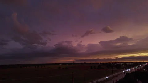 Dramatic colorful sunset with glowing red, and purple clouds stretching across Vidéo 345478112