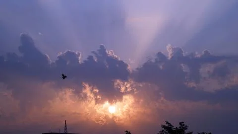Dramatic Colorful Sunset or Sunrise Sky. Clouds with Sunrays. Cloudscape Na.. 스톡 사진