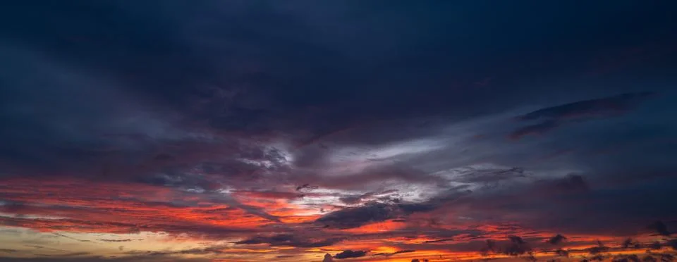 Dramatic Colorful Sunset Sky. Clouds with Sunrays. Cloudscape Nature Background 스톡 사진