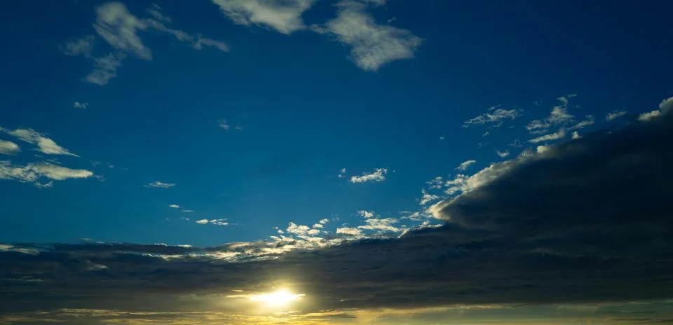 Dramatic Colorful Sunset Sky. Clouds with Sunrays. Cloudscape Sunset Background 스톡 사진