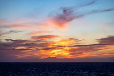 Dramatic Colorful Sunset Sky over North Atlantic Ocean. Cloudscape Nature Foto stock