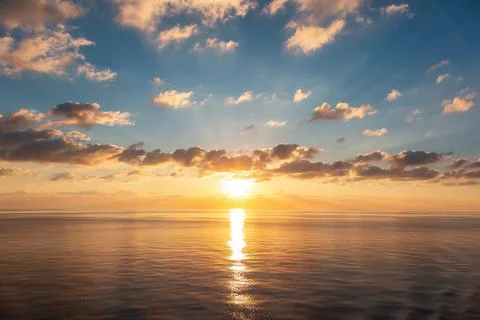 Dramatic Colorful Sunset Sky over Mediterranean Sea. Cloudscape Nature Foto stock