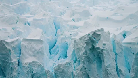 Dramatic Crevasse Patterns And Towering Ice Cliffs At Paradise Harbour In Vídeo Stock 334404222