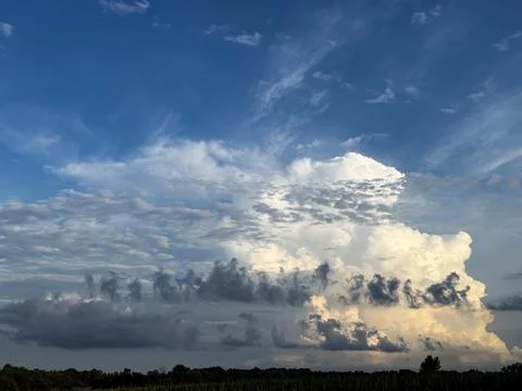 Dramatic Cumulonimbus Cloud Formation at Sunset Foto stock