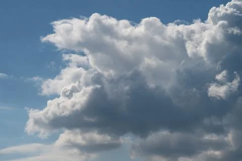 Dramatic cumulus cloud bank against blue sky 写真素材